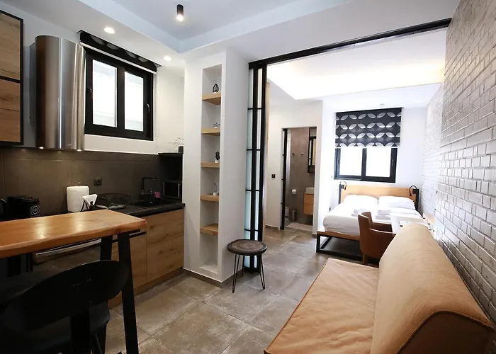 Emily In Athens - Central Design Awarded Flat Syntagma E3