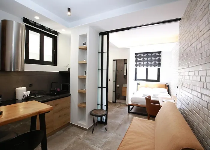 Emily In Athens - Central Design Awarded Flat Syntagma E3